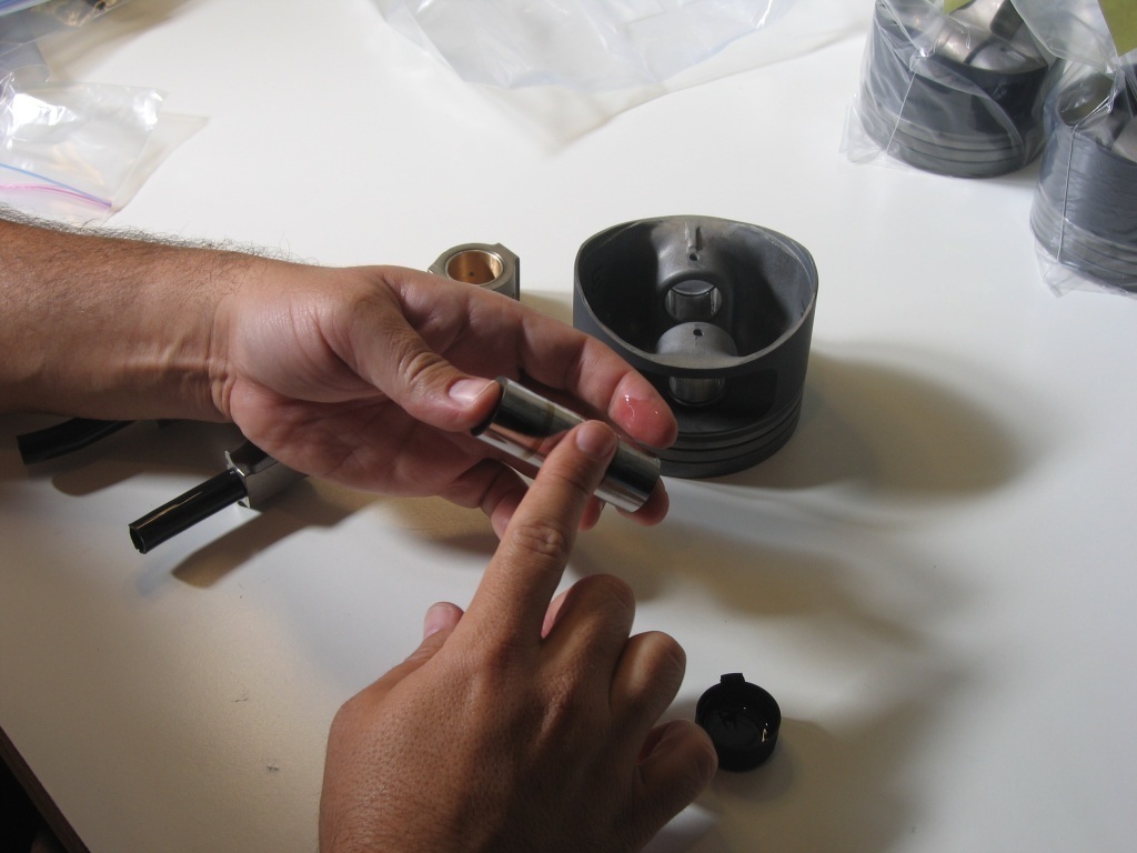 Oiling piston pin