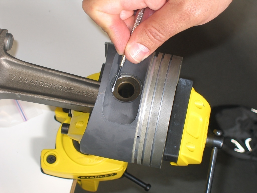 Orienting circlip